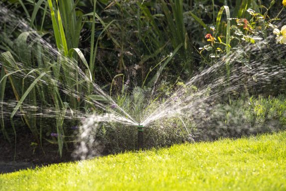 pop-up sproeier in werking op een gazon