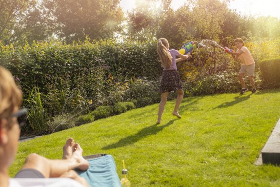 watergevecht in een groene tuin met pop-up sproeiers